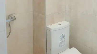 Модерна баня с душ кабина в Стая 1