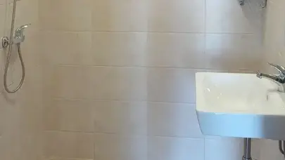 Изглед към мивката и огледалото в банята на Стая 2