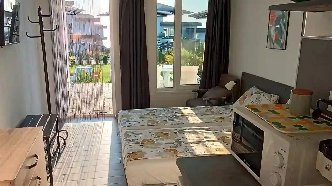 Изглед към гардероба и входа в Стая 2