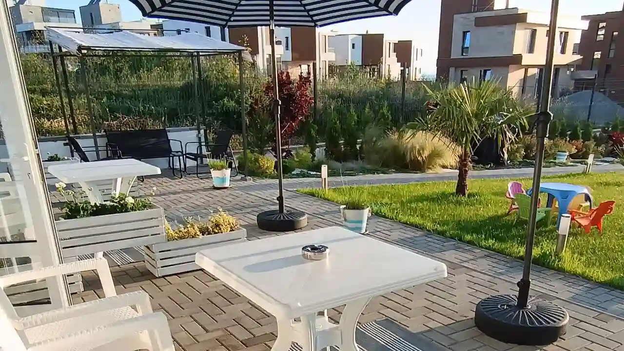 Модерна баня с душ кабина в Стая 2