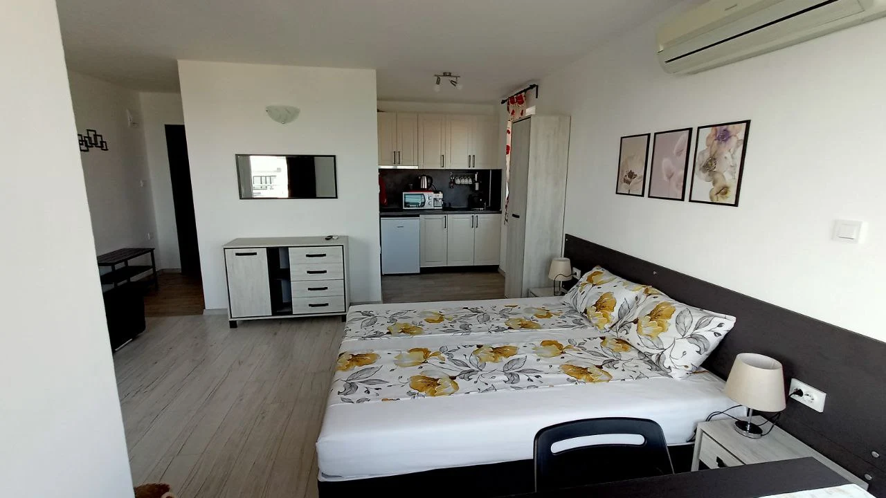 Просторно студио с кухненски бокс в къща Корморан