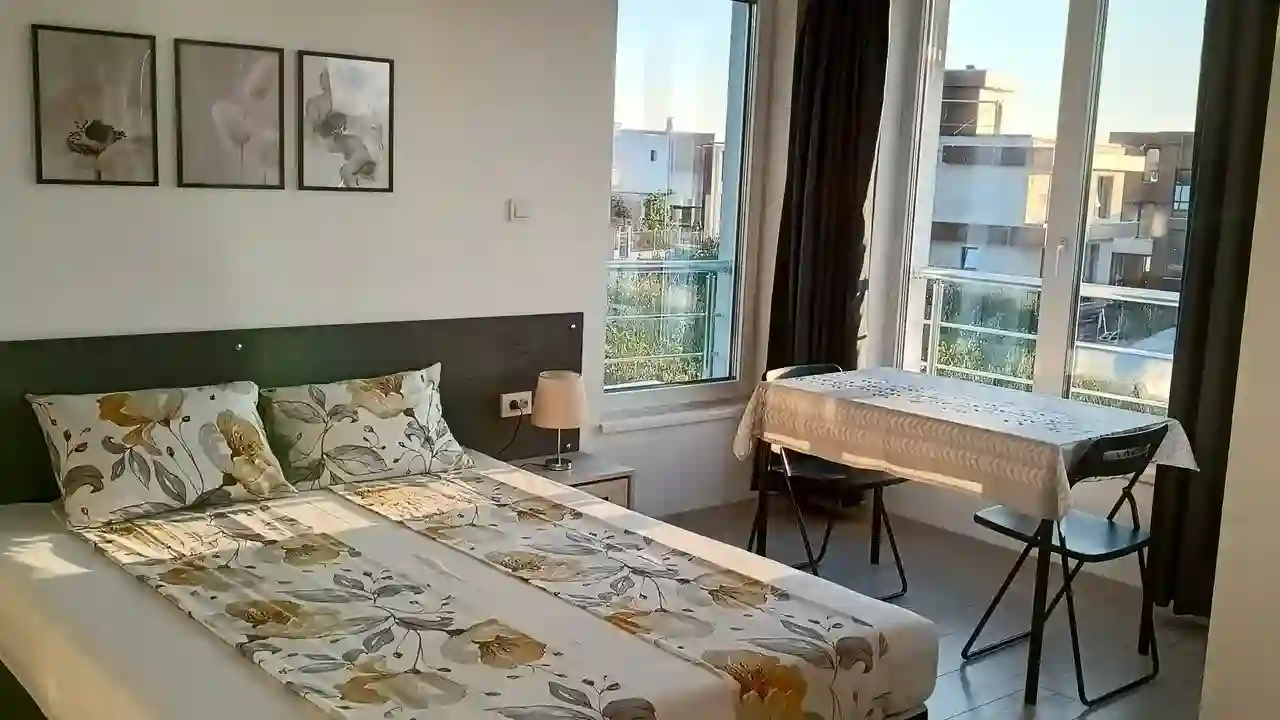 Изглед към двойното легло в Студио 1 на къща Корморан