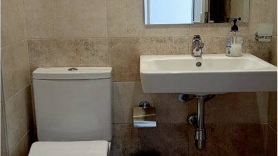 Модерна баня с душ кабина в Студио 1 на къща Корморан