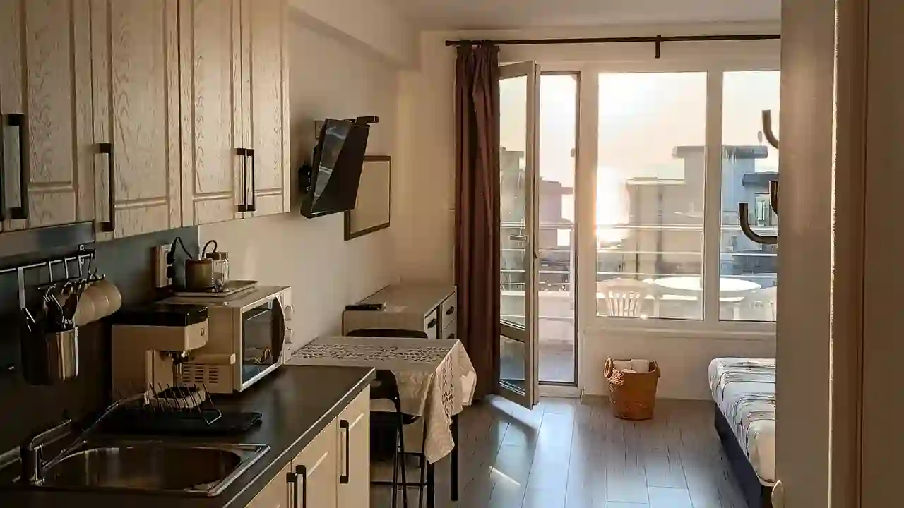 Изглед към леглото и телевизора в Студио 2