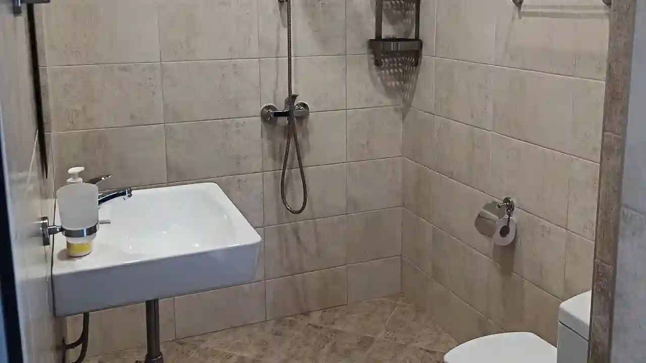 Модерна баня с душ кабина в Студио 2 на къща Корморан